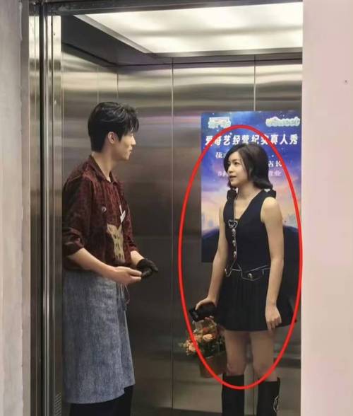 女明星肚子图片_哪个明星的肚子最好看_明星肚照