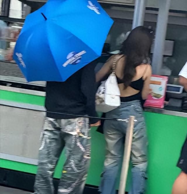 黄晓明恋情曝光不到24小时，女方身份被扒，叶珂宣布生娃还没半年