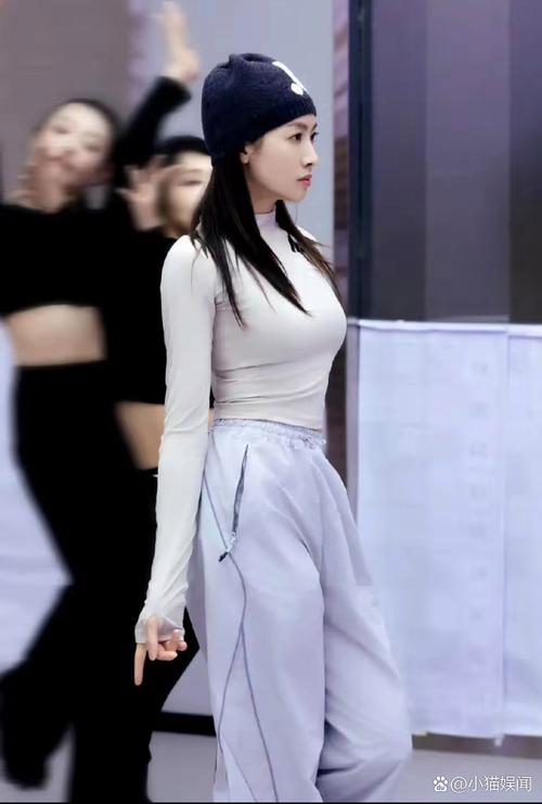 年轻女明星舞台幕后：汗水里的真实魅力更胜精修图片