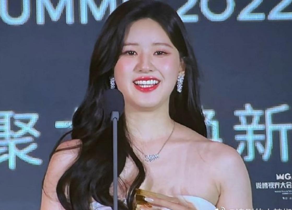 明星高定礼服点评_微博盛典红毯造型_晚装女明星