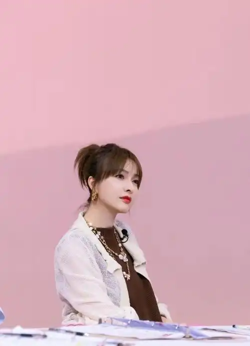 吴昕直播外国网友英语互动_吴昕直播带货转型经历_女明星直播间