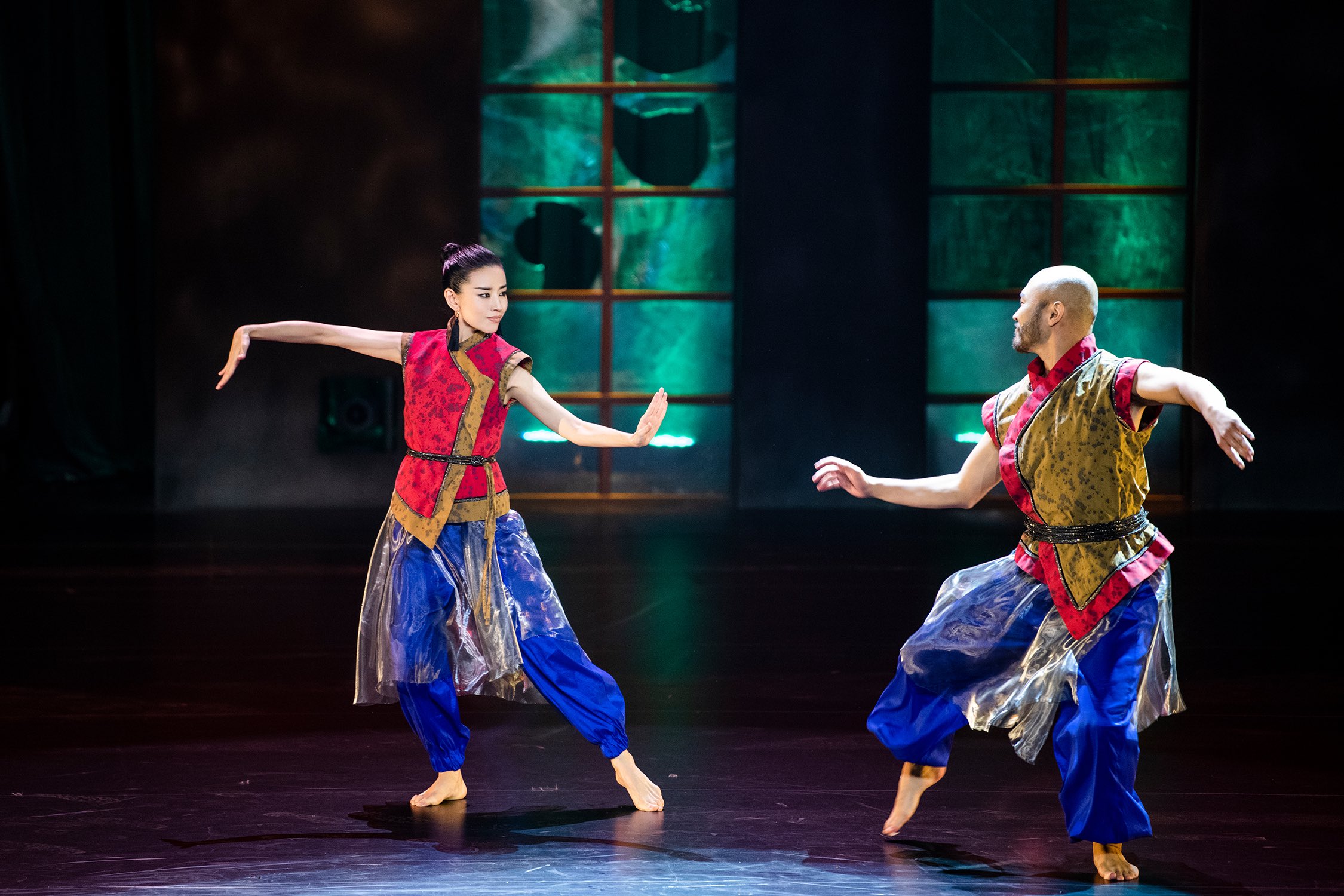 女明星舞林大会_秦岚董洁富察皇后惺惺相惜_董洁秦岚新舞林大会姐妹情深